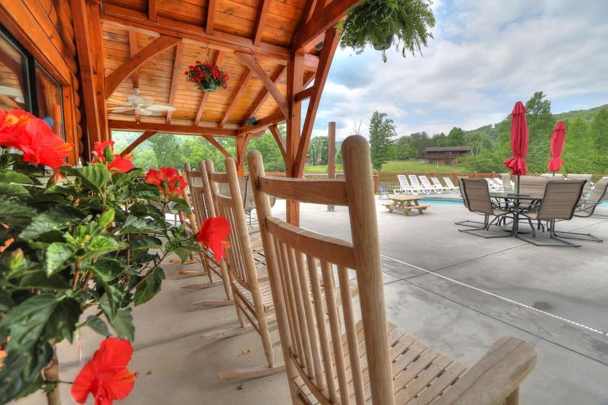 Gorgeous View. Hot Tub. Privacy. Fireplace. Pool & Fishing Access! Sevierville Exterior photo